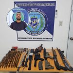 Arrestan a “Choquito” y le ocupan armas, fusiles, municiones durante allanamiento en SPM